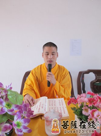 宜春市古林寺住持常愿法师领群颂念《普庵禅师手书加颂金刚经》