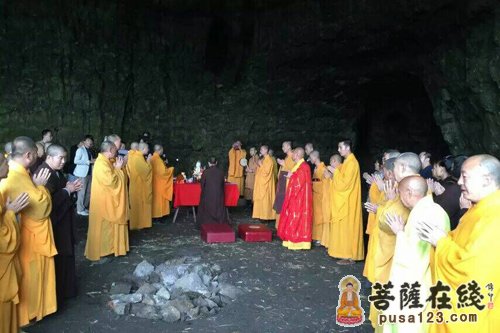 重庆华岩寺举行道坚大和尚为期一个月的闭关修行入关仪式