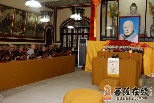 海内外数万信众雨中朝拜高旻寺德林长老法体