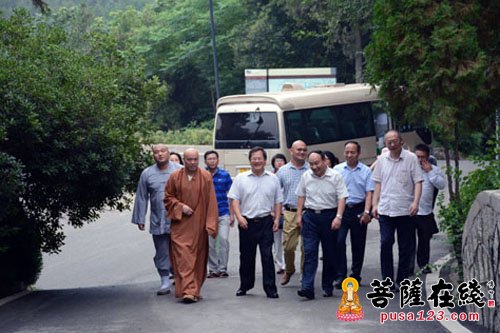 国宗局办公室主任陈红星一行赴徐州兴化寺调研