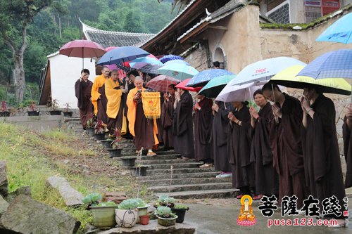 福建福安狮峰寺举行佛教传统六月初六晒经法会