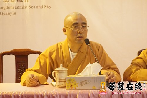 普陀山佛教协会会长,普济禅寺方丈道慈大和尚,副会长兼秘书长门肃法师