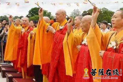 达义法师带领湛山精舍四众弟子前去加国五台山为刚刚完工的弥勒佛基座洒净