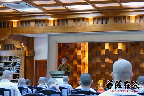 则齐法师为学僧讲授威仪课程