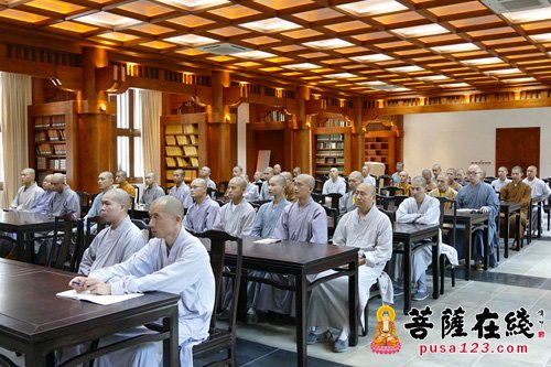 学僧们认真聆听法师授课