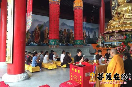 法会由住持曙凡法师亲自主法