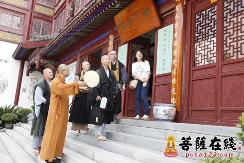 五祖寺传慈法师带领参观