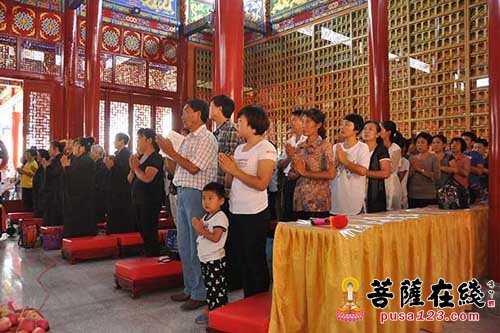 参加法会的信众诵经虔诚祈愿