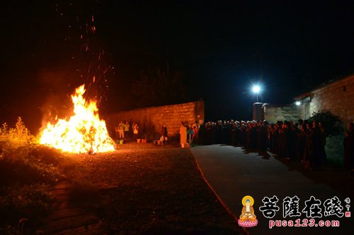 四众弟子在西门外焚烧牌位
