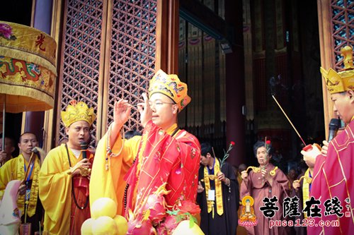 主法智开法师拈香礼敬诸天、护法圣众