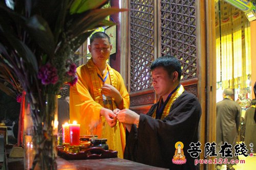 居士代表逐一拈香礼佛