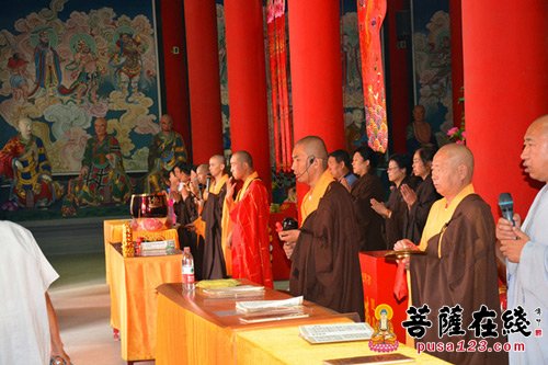 山西太原龙华寺举行"供佛斋天"祈福法会