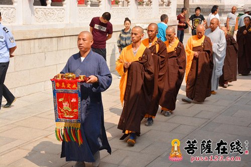 山西太原龙华寺举行"供佛斋天"祈福法会