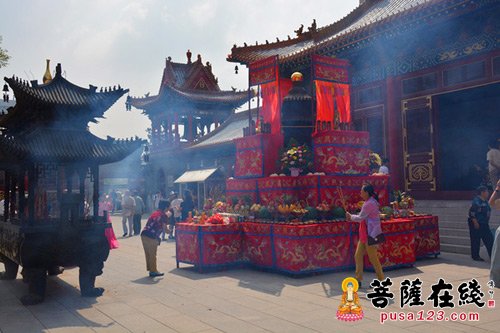 山西太原龙华寺举行"供佛斋天"祈福法会