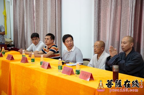 参加助学金发放仪式的僧团代表及县领导