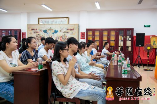 同学们报以掌声