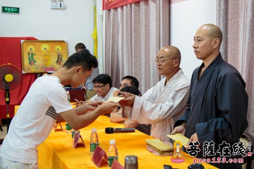 仁欢法师及慧休法师为同学们发放助学金