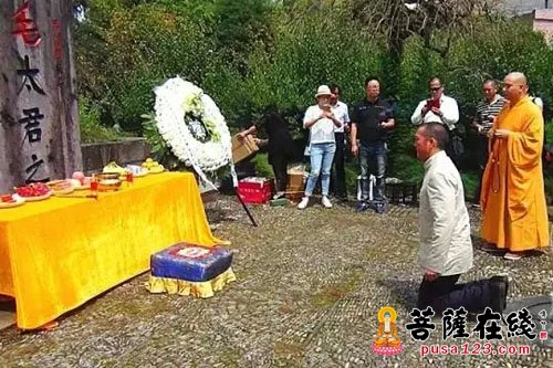 于曾祖母毛太君（福梅）墓前进香、礼拜