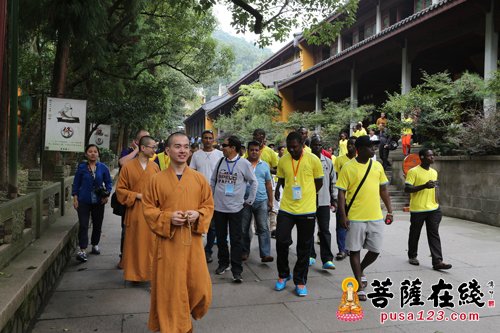 在法师的带领下参观灵隐寺