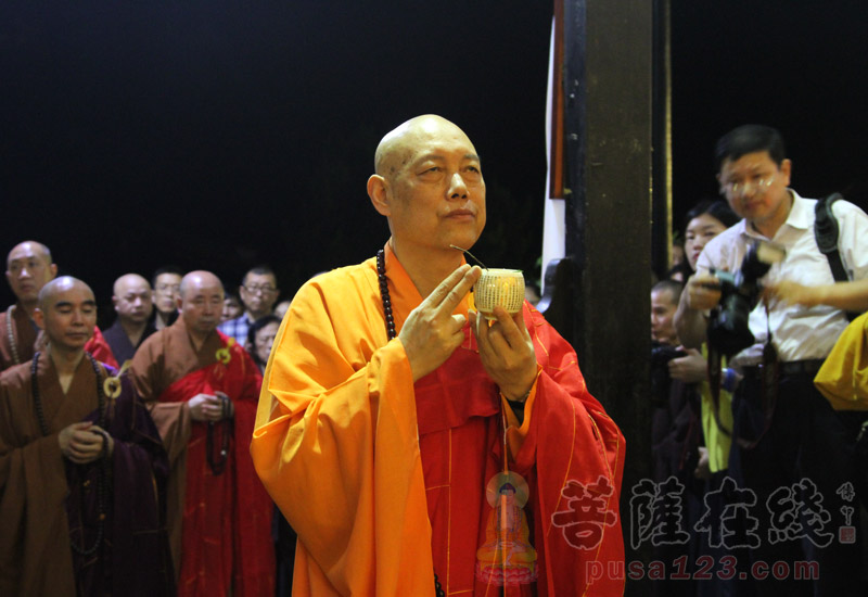 宁波市副会长兼秘书长,七塔寺方丈可祥大和尚(右),湖州市佛教协会副
