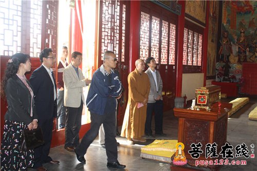 勉县佛教协会会长、天灯禅寺住持一献法师热情接待调研组一行