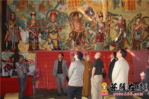 一献法师陪同调研组一行参观了寺院主要殿堂
