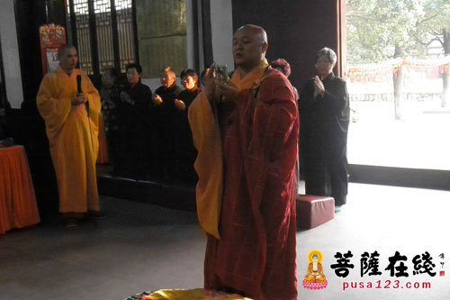 妙悟法师在大雄宝殿礼佛