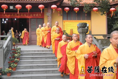 周行于寺院