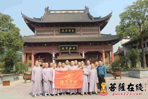 全体学僧和乌镇石佛古寺主持 惟光法师合影