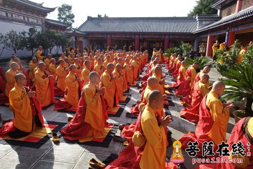现场庄严肃穆