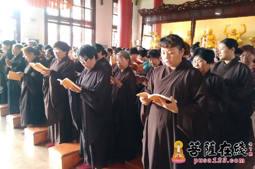 护法居士虔诚诵经