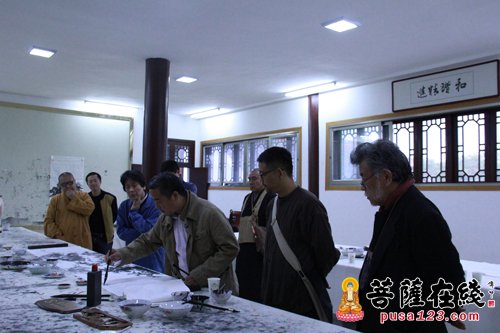 提笔挥毫