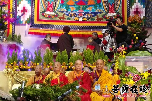 中国佛教协会副会长、普陀山佛教协会会长道慈大和尚（右二）出席