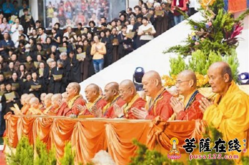 道慈大和尚（右三）与诸山长老为大众证授八关斋戒