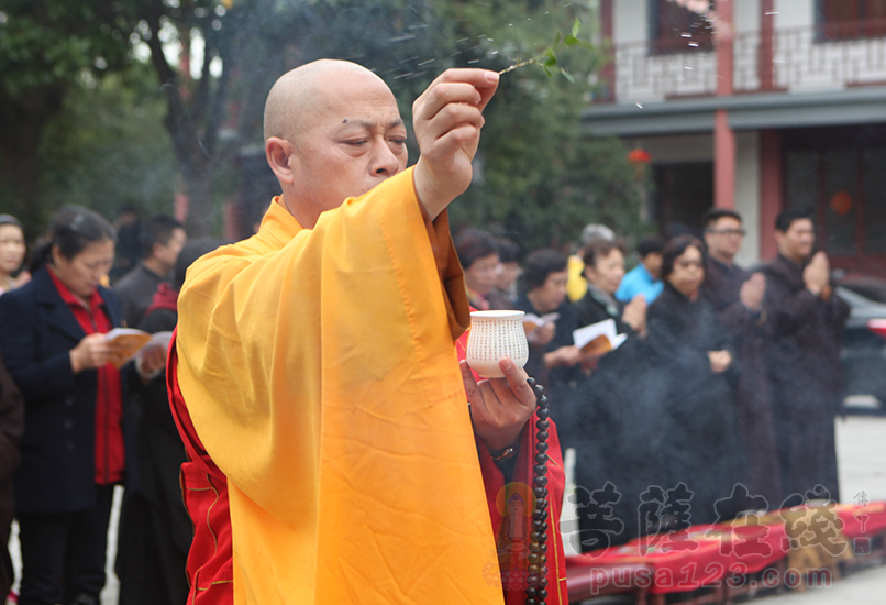              洒净加持 洒甘露水