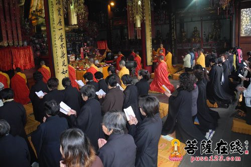 居士和善信随悟端大和尚和诸法师一起早课