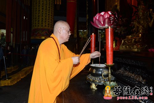 道慈大和尚在佛顶山慧济禅寺大雄宝殿敬香