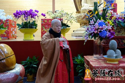 龙华古寺方丈照诚大和尚洒净