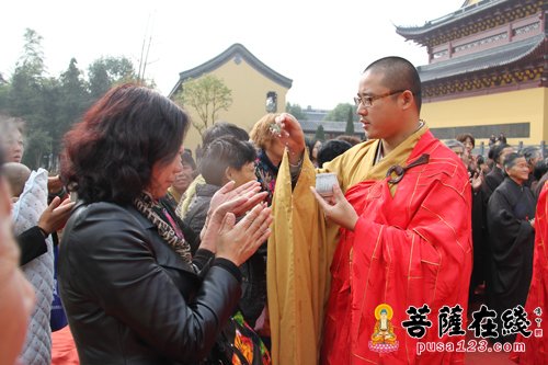 湖州佛协常务理事,湖州圆证寺监院常戒法师洒净(图片来源:菩萨在线