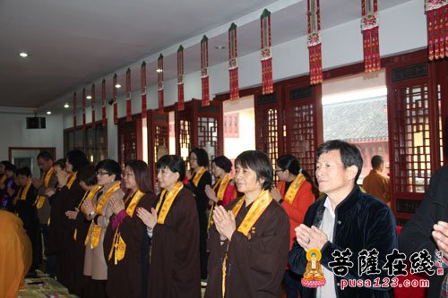 近三百人参加了仪式