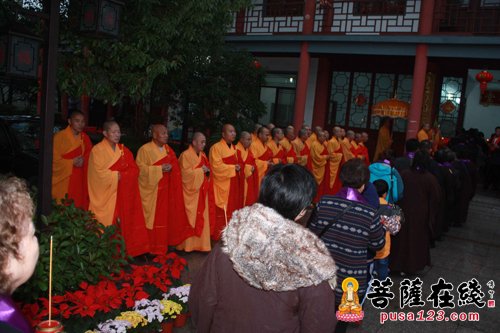 上海洪福寺举行水陆法会之熏坛洒净仪式,法会由洪福寺住持圣怀法师亲