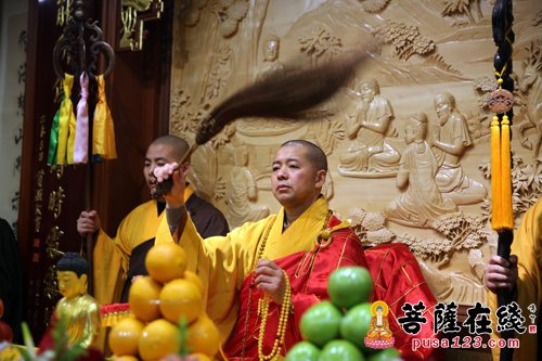 智能法师登法座,三秉拂麈(图片来源:菩萨在线 摄影:妙雨)