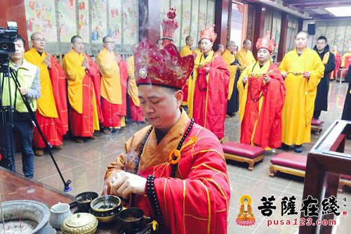 宁波七塔寺方丈可祥大和尚拈香(摄影:妙雨)
