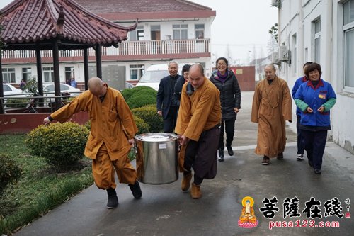 上海东林寺举行“品尝美味腊八粥 同享和谐吉祥年”活动 - 菩萨在线