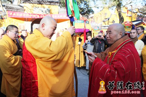 杭州市佛教协会副会长,法喜寺方丈定本大和尚授禅杖 (图片来源:菩萨