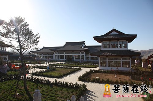 凤凰山大佛光寺为绵延秀丽,起伏平缓的丘陵之地,距保定市37公里