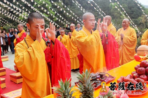 定心法师,广智法师拈香(图片来源:菩萨在线 摄影:妙梵)