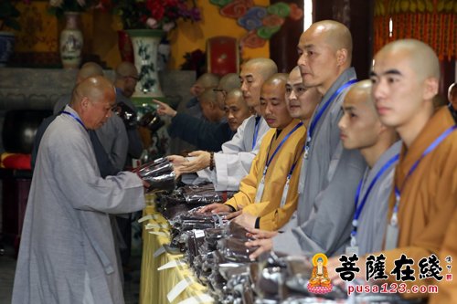 青州广福寺丙申年传授三坛大戒法会:分发衣袍 笔试