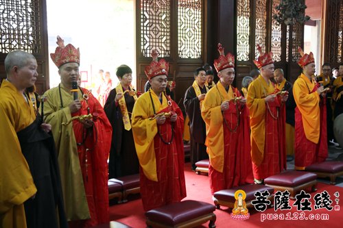 主法法师说法语(图片来源:菩萨在线 摄影:妙雨)