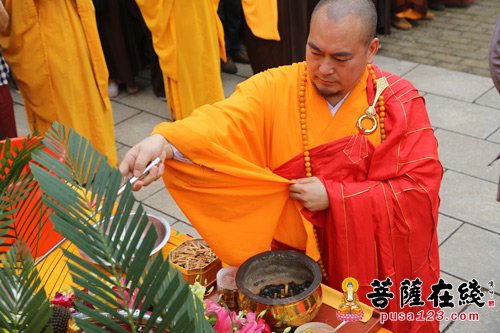 怀梵大和尚领众祈福岳阳圣安寺浴佛文化节苏州寒山寺举行浴佛法会.